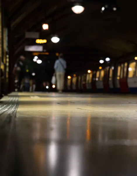 Bulanık Arkaplanı Olan Bir Tren Istasyonunun Düşük Açılı Görüntüsü — Stok fotoğraf