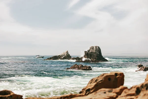 Kasvetli Bir Gökyüzünün Altındaki Kayalık Bir Kıyı Manzarası — Stok fotoğraf