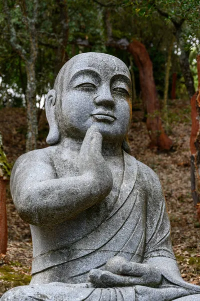 Plano Vertical Una Antigua Estatua Buda Jardín Zen — Foto de Stock