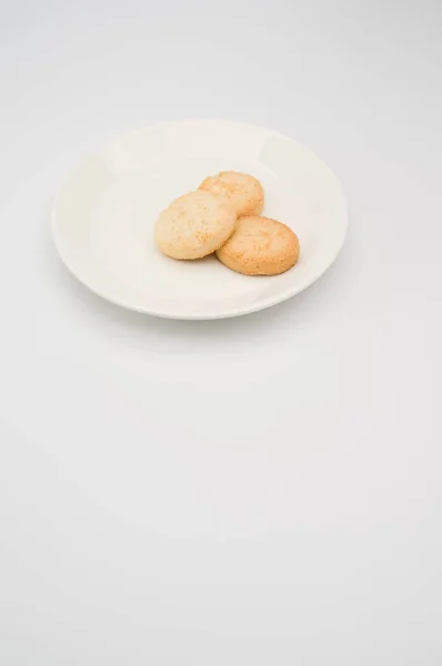 Disparo Vertical Galletas Coco Plato Sobre Fondo Blanco — Foto de Stock