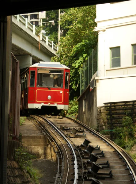 Pionowe Ujęcie Czerwonego Pociągu Hongkongu — Zdjęcie stockowe