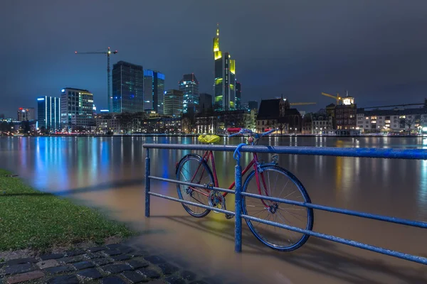 Frankfurt Germany 2021年10月25日 美因河畔法兰克福的夜景摄影与长期曝光 夏天的地平线 — 图库照片