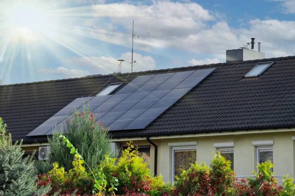 Solární Panel Střeše Řadového Domu Slunečné Počasí — Stock fotografie
