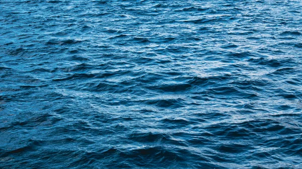 Een Close Shot Van Rimpelingen Een Blauw Zeeoppervlak — Stockfoto