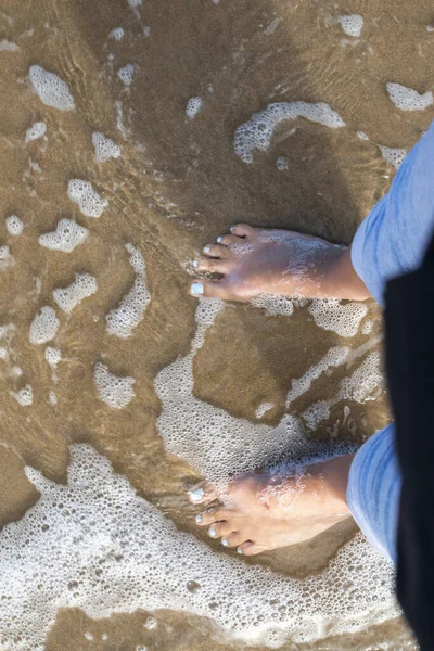 Высокоугольный Снимок Женских Ног Пляже Смываемом Водой — стоковое фото