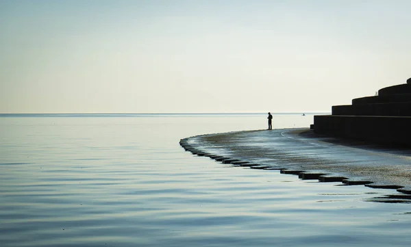 Uma Pessoa Solitária Costa Mar Tranquilo — Fotografia de Stock