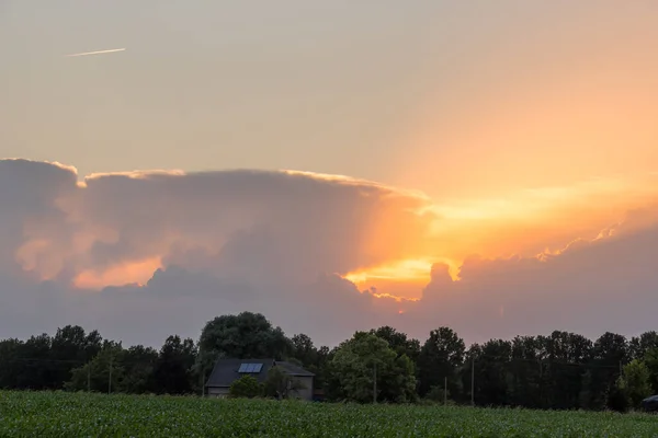 Pôr Sol Com Nuvens Trovão Distância Depois Dia Quente Úmido — Fotografia de Stock