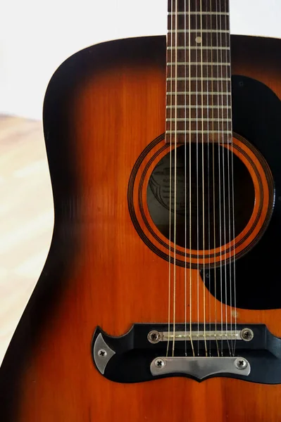 Gros Plan Vertical Une Guitare Acoustique Sombre — Photo