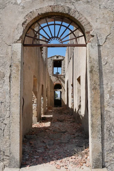 Vue Verticale Vieux Bâtiment Abandonné Entrée Voûtée — Photo