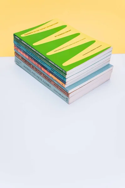 Como Olaszország 2021 Október Iskolai Oktatási Tankönyvek Kézikönyvek Fehér Sárga — Stock Fotó