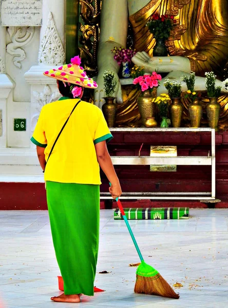 Una Mujer Que Limpia Shwedagon Pagoda Yangón Myanmar — Foto de Stock