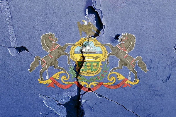 ペンシルベニア州の旗は砕けた石壁に描かれ ペンシルベニア州の旗と共に風化した石の背景が描かれている — ストック写真