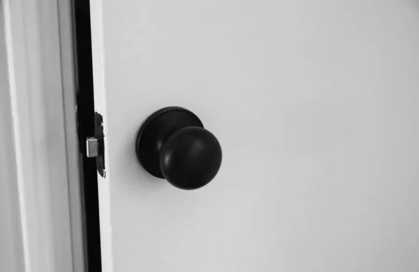 Siyah Yuvarlak Bir Kapı Kolunun Beyaz Bir Kapıya Yakın Çekimi — Stok fotoğraf