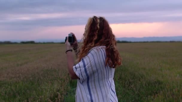 Filmagens Uma Mulher Andando Campo Pôr Sol Videoclipe