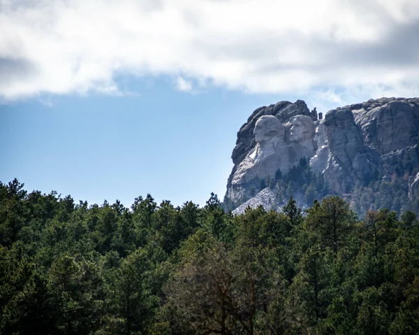 Bir Kayanın Ormanların Güzel Manzarası — Stok fotoğraf