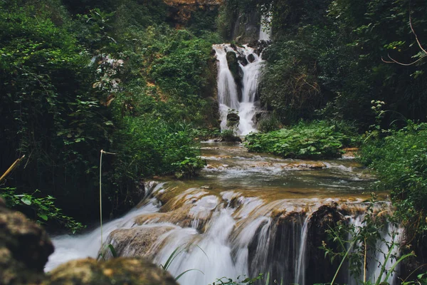 Ein Natürlicher Blick Auf Wasser Das Von Wasserfällen Wald Flussabwärts — Stockfoto