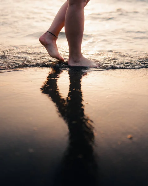 Vertikální Záběr Nohy Ženy Moři — Stock fotografie