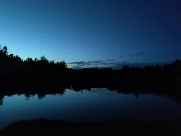 Una Hermosa Vista Amanecer Azul Sobre Lago Cerca Bosque —  Fotos de Stock