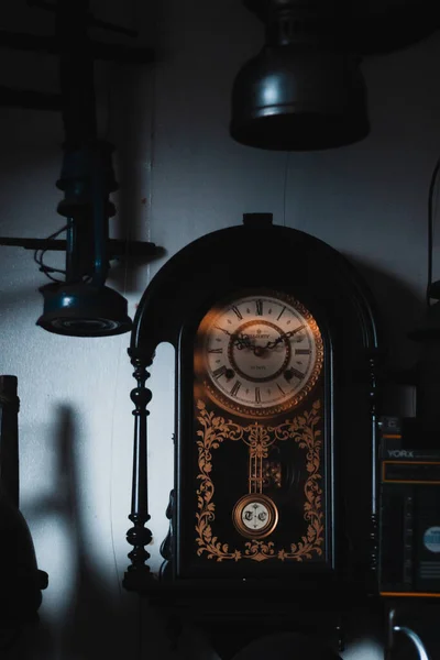 Vertical Shot Vintage Clock — Stock Photo, Image