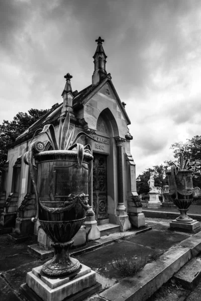 Graustufenaufnahme Eines Steingrabes Auf Dem Friedhof Vor Bewölktem Himmel — Stockfoto
