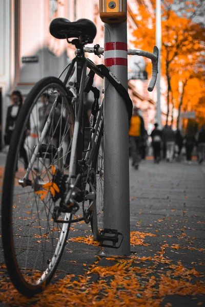 Een Verticaal Schot Van Een Fiets Vergrendeld Nabij Colonne Straat — Stockfoto