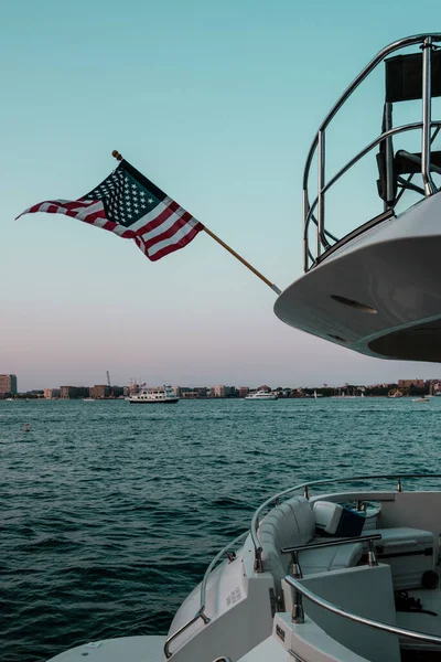 Flaga Narodowa Usa Nowoczesnej Luksusowej Łodzi Wodzie Morskiej — Zdjęcie stockowe