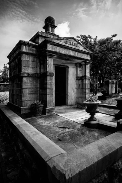 Grayscale Shot Stone Tomb Cemetery Cloudy Sky — Stock Photo, Image