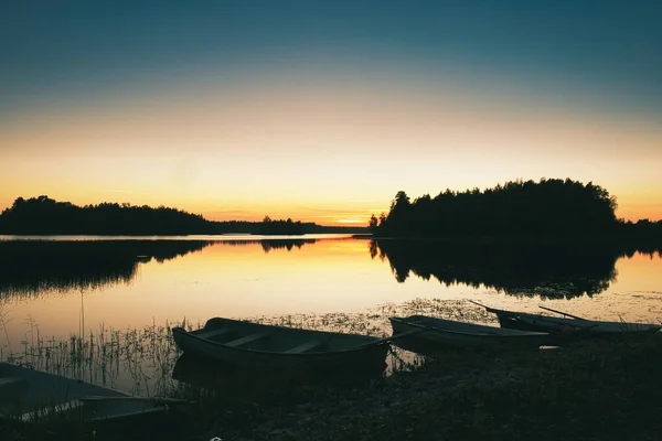 Μια Όμορφη Θέα Στο Ηλιοβασίλεμα Μια Λίμνη — Φωτογραφία Αρχείου