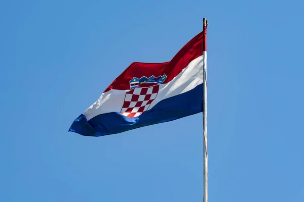 Bandera Nacional Croacia Ondeando Contra Cielo Azul Claro — Foto de Stock
