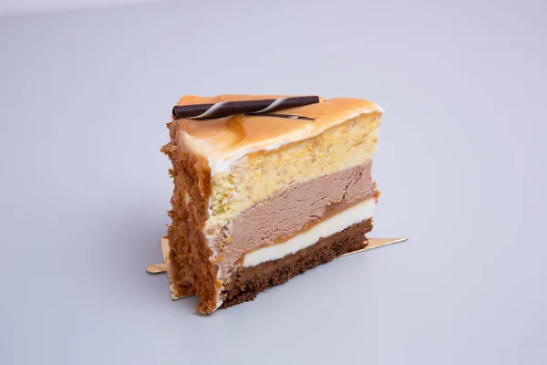 Gros Plan Délicieux Gâteau Chocolat Sur Fond Blanc — Photo