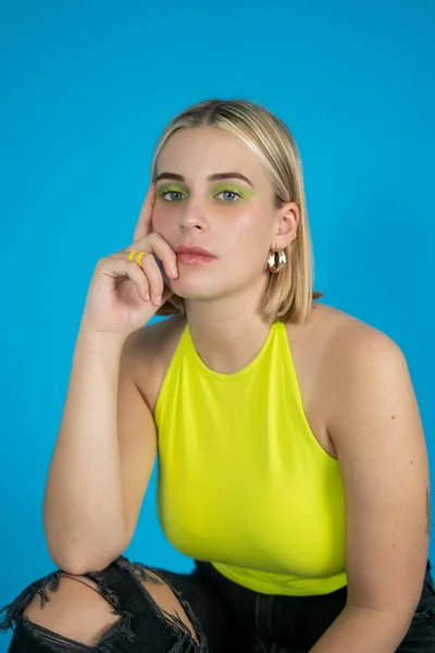 Retrato Uma Jovem Espanhola Com Sombra Verde Brilhante Posando Contra — Fotografia de Stock