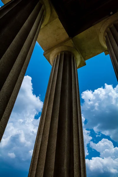 구름낀 하늘을 배경으로 건물의 지붕을 지지하는 기둥의 — 스톡 사진