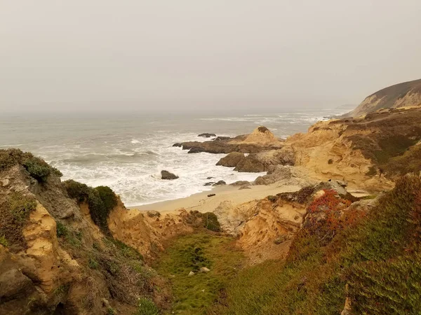 Scenic View Shoreline Surrounded Cliffs Foggy Day — Stok fotoğraf