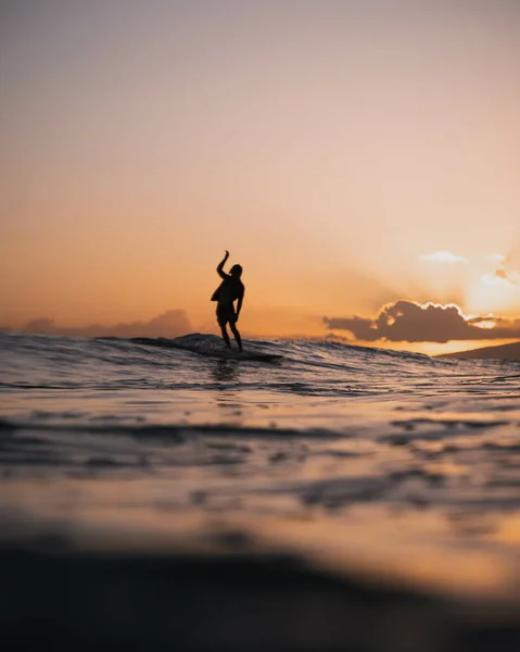 Une Vue Fascinante Surfeur Silhouetté Sur Les Vagues Mer Sous — Photo