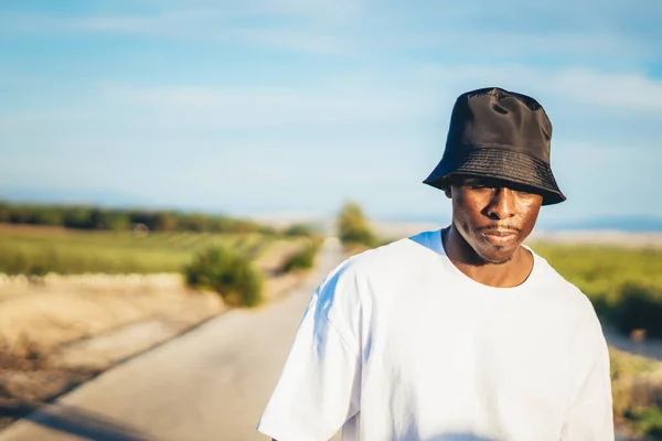 Portrait Young Black Handsome Man Wearing Bucket Hat Walking Highway — ストック写真