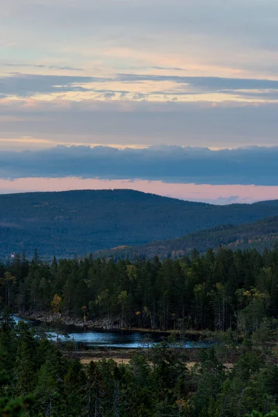 Een Verticaal Shot Van Een Herfstlandschap Met Bergen Bomen — Stockfoto