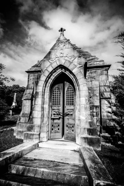 Сірий Знімок Кам Яної Гробниці Цвинтарі Проти Хмарного Неба — стокове фото
