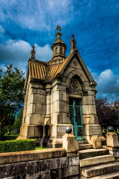 Tombeau Pierre Dans Cimetière Contre Ciel Nuageux Par Une Journée — Photo