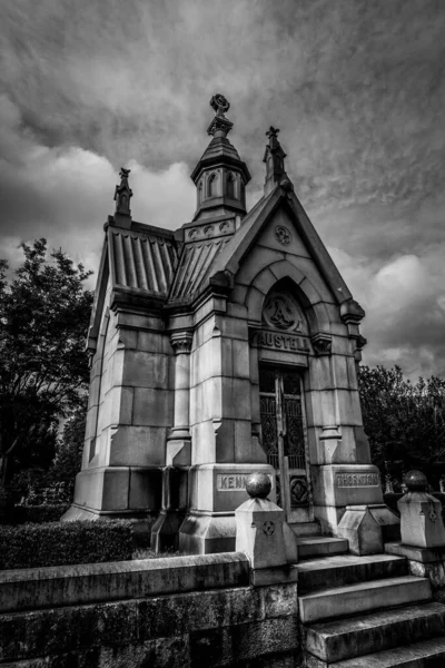 Colpo Scala Grigi Una Tomba Pietra Nel Cimitero Contro Cielo — Foto Stock