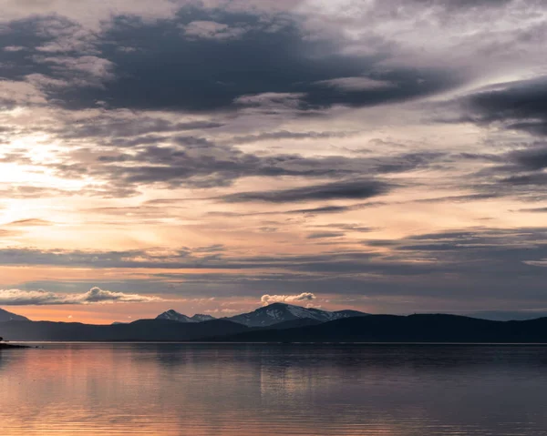 Pemandangan Yang Mempesona Dengan Bukit Bukit Tinggi Atas Air Danau — Stok Foto