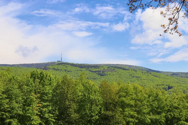 在捷克共和国的白喀尔巴阡山脉 美丽的山景和绿林蓝天的发报机 — 图库照片