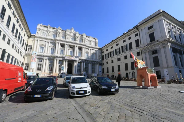 Genova イタリア 2021年10月27日 イタリアのジェノヴァ 2021年10月27日 晴れた日に人々と一緒に街の景色 — ストック写真