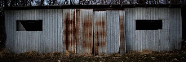 Uma Foto Panorâmica Uma Antiga Garagem Enferrujada Uma Floresta Luz — Fotografia de Stock