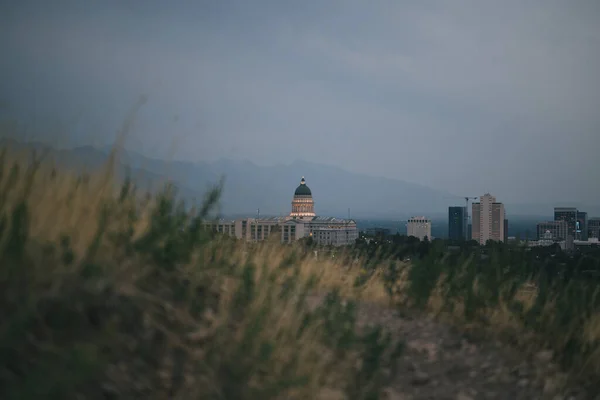 Una Vista Panorámica Campo Abierto Cerca Una Ciudad Bajo Cielo — Foto de Stock