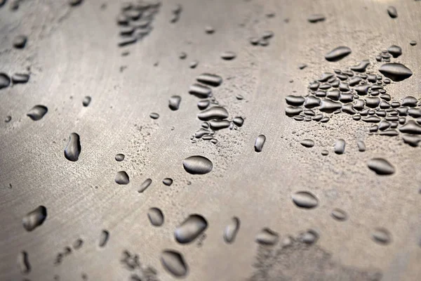 Een Close Van Water Druppels Een Metalen Oppervlak — Stockfoto