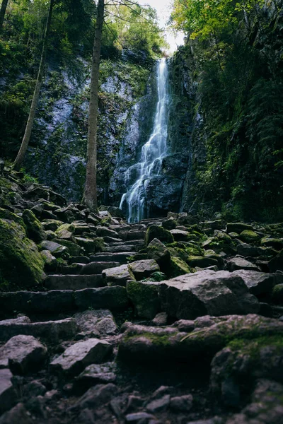 Uma Visão Baixo Ângulo Burgbach Wasserfall Com Cascata Rochosa Alemanha — Fotografia de Stock