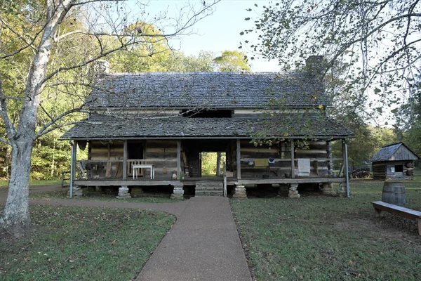 Uma Cabana Velha Cercada Por Árvores Parque — Fotografia de Stock