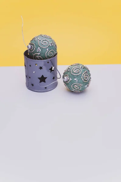 Groene Kerst Decoratieve Ballen Met Spint Voor Tekst Een Wit — Stockfoto