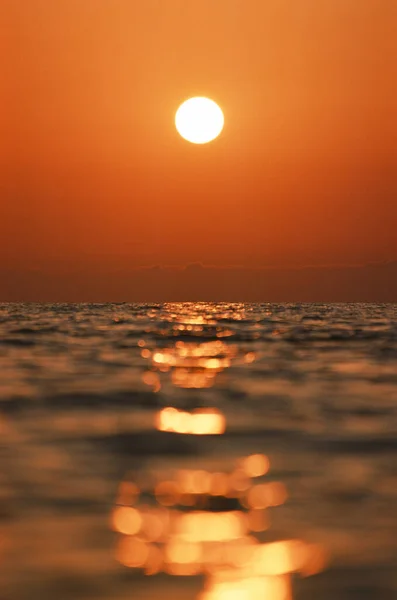 美丽的落日和平静的大海在前景的垂直拍摄 — 图库照片