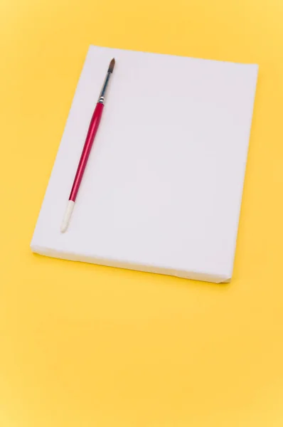 Bovenaanzicht Opname Van Blanco Witte Verf Doek Gereedschappen Een Geel — Stockfoto